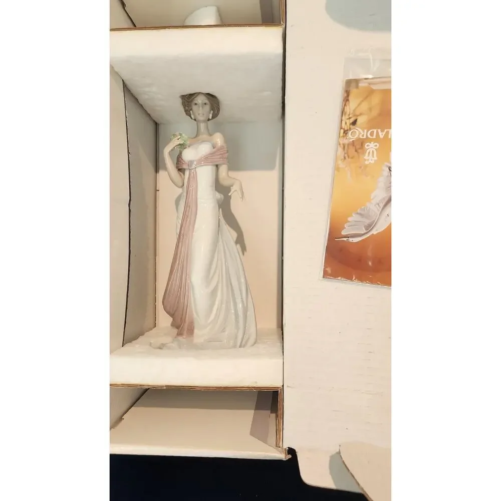 Lladro 6366 Summer Infatuation Figurine 12.5